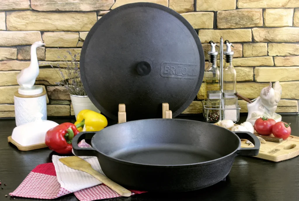 Tigaie din fontă natur de calitate, ideală pentru gătit uniform, compatibilă cu gaz, inducție și cuptor, disponibilă pe Focusor.ro